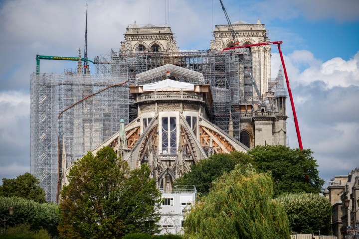 Fotografije katedrale Notre Dame dobro leto dni po požaru