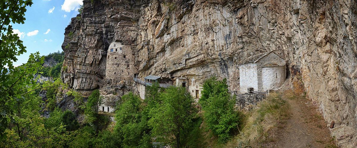 WEB-HERMITAGE-ST-SAVA-ROAD-MOUNTAIN-SIDE-DRAGAN-OBRIC-CC-BY-SA-3.0.jpg