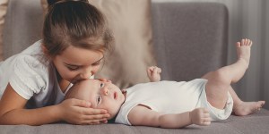 Dojenček na poti. Kaj storiti (in česa ne), da bi ga sorojenci vzljubili?