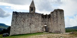Cerkev, ki skriva več kot 500 let staro navdušujočo umetnino. Kje leži?