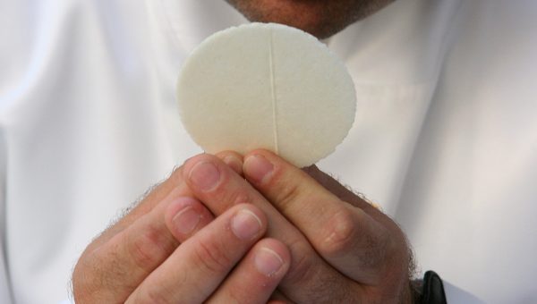 WEB2-COMMUNION-EUCHARISTIE-HOSTIE-GODONG-DE354465C-e1605635059906.jpg