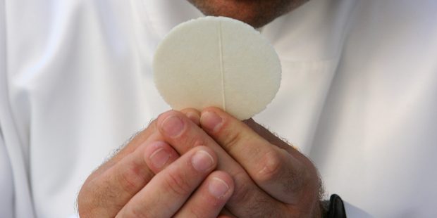 WEB2-COMMUNION-EUCHARISTIE-HOSTIE-GODONG-DE354465C-e1605635059906.jpg