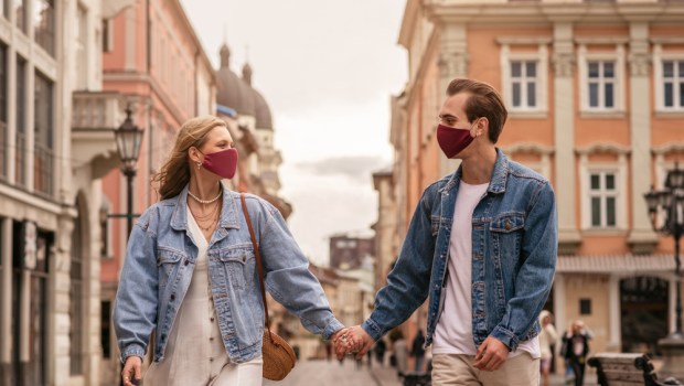 COUPLE WALK COVID