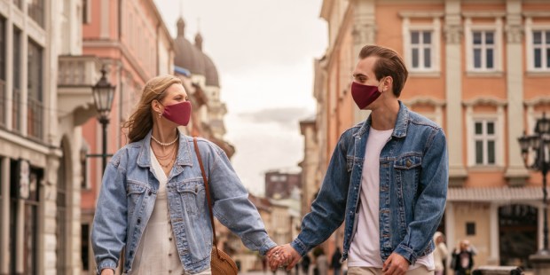 COUPLE WALK COVID
