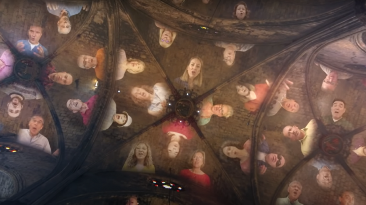 PEOPLE SINGING CONCERT