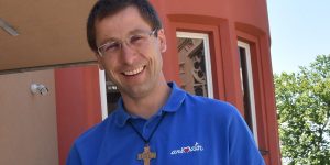 Janez je 30 let jecljal, potem pa je zaradi Marije ozdravel, da kot duhovnik ljudi lažje nagovarja