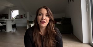 Priljubljena pevka po dveh hudih preizkušnjah: “Ne začenjajte težkih tem, če nimate časa za pogovor”