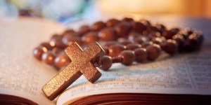 Ali lahko blagoslovljene nabožne predmete odvržemo v smeti?