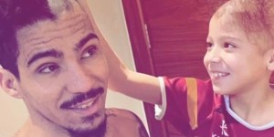 Veliko več kot &#8220;navadno&#8221; striženje: očetova podpora sinu z redko diagnozo