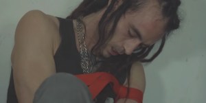 Po življenju na ulici je s pomočjo neznanega dekleta spoznal Jezusa