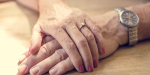 Tako sta se odzvala 72 let poročena zakonca, ko sta se po enem letu znova videla