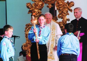 25 let pozneje. Kakšen je simboličen pomen bakle, ki jo je papež Janez Pavel II. dal skavtinji Mariji?