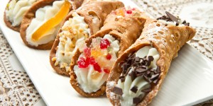 Jagodna granita in kanoli v čokoladi – sami pripravite italijanski sladici
