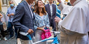 Zmagovalec dirke po Italiji je papežu podaril kolo