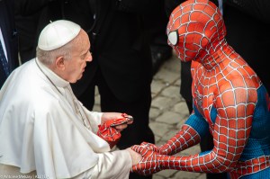 Kaj tiči v ozadju srečanja papeža Frančiška s Spidermanom?