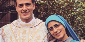 Mama in sin skupaj na poti posvečenega življenja