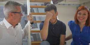 Smeh, napačne besede, držanje za glavo &#8230; Tudi to je del oddaje Reflektor
