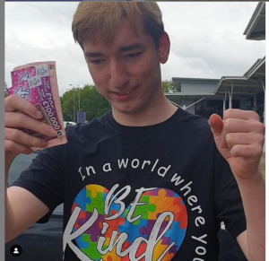 Fant s posebnimi potrebami, ki opravlja dobra dela: “Dobrota je moja supermoč”