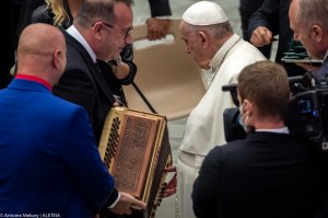 Slovenski takti harmonike za papeža