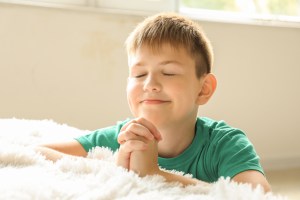 Se vaš otrok rad igra mašo? To je odlična priložnost za družinsko katehezo