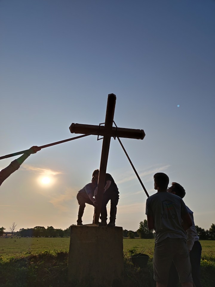 Mladi v Franciji postavljajo in obnavljajo križe