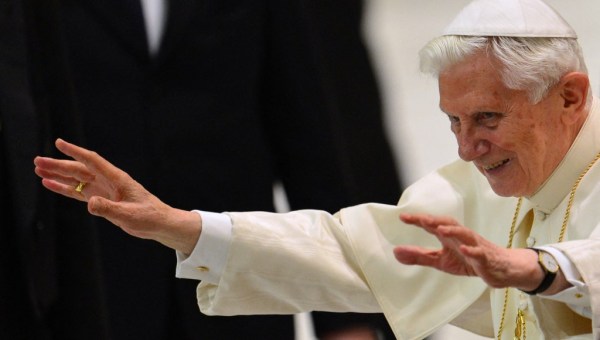 Les gestes silencieux de Benoît XVI