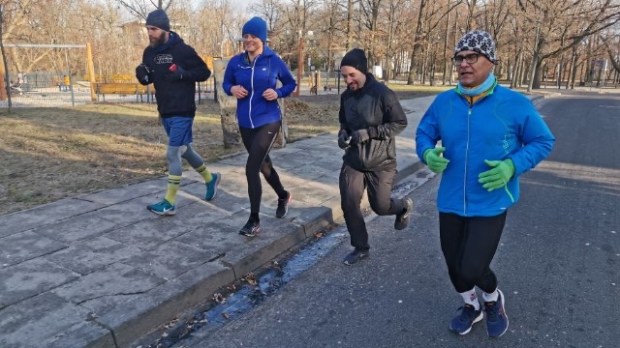 Mężczyźni w trakcie joggingu