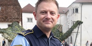Župnik v policijski uniformi, ki bere tudi kriminalke in kdaj sede na skuter