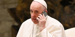 7 nepričakovanih telefonskih klicev papeža Frančiška