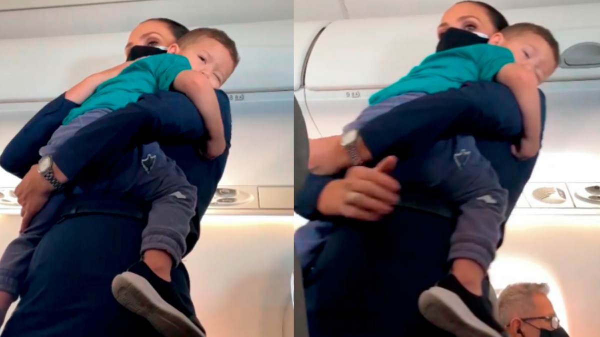 Aeromoça acalma bebê