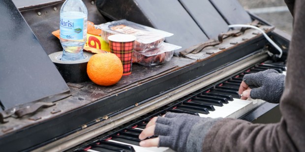 Pianist, ki je potoval 15 ur, da bi na meji sprejel Ukrajince