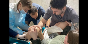 Med zvoki eksplozij in siren je rodila v vlažnem in mrzlem zaklonišču