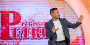 Hudomušni voditelj, ki ga sinko posnema, se dere v mikrofon in ponavlja njegove &#8220;fore&#8221;
