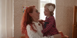 Rodila jo je nadomestna mama in pristala je v sirotišnici. Zdaj je končno našla novo družino