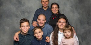 Ob petih otrocih si z možem vzameta čas za zmenek kar v domači delavnici