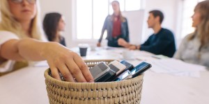 Če želite biti srečnejši, izklopite pametni telefon