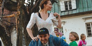 Mama šestih otrok je svojo strast našla v šivanju pisanih oblek
