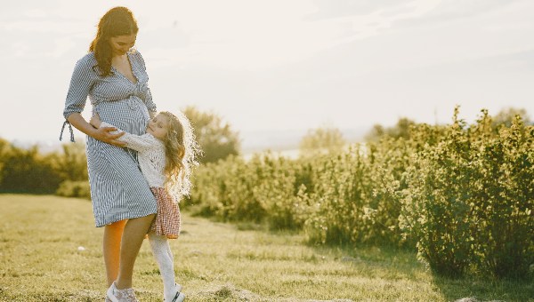mom, daughter, pregnant
