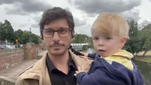 Repórter aparece ao vivo com bebê no colo