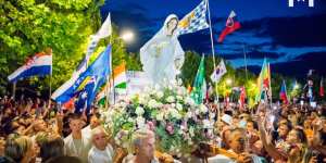 Na procesiji v Medžugorju se je zbralo 50.000 vernih