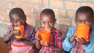 Pomoc-v-hrani-podhranjenim-v-Rwaisabiju-v-Burundiju_Za-srce-Afrike.jpg