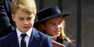 Na kraljičinem pogrebu tudi njena starejša pravnuka, ki nas lahko naučita pomembne lekcije