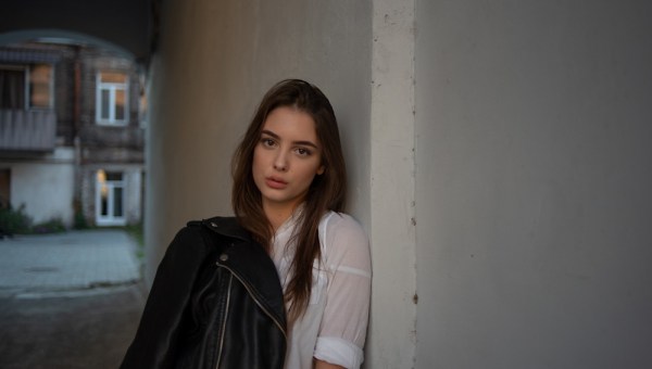 dziewczyna stoi w bramie kamienicy