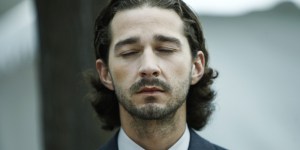 Igralec Shia LaBeouf o tem, kako je smrt njegove matere še poglobila njegovo vero