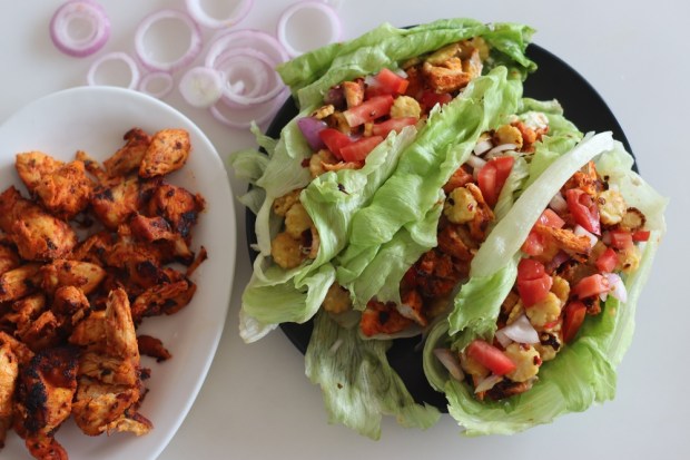 Tacos de lechuga con carne salteada.