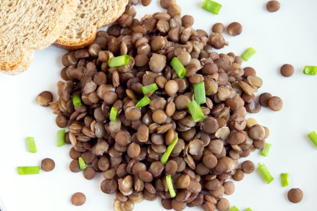 Salteado de arroz, lentejas y vegetales.