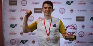 Svetovni prvak v e-športnem dirkanju: “Menim, da bi moral vsak najti nekaj, v čemer uživa in to obvlada”