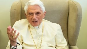 Papież senior Benedykt XVI na fotelu