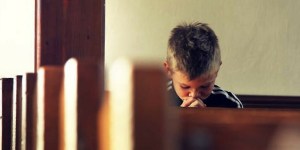 Pred prvo spovedjo mi je duhovnik zagrozil s peklom. Kljub temu svojega otroka spodbujam k obisku spovednice