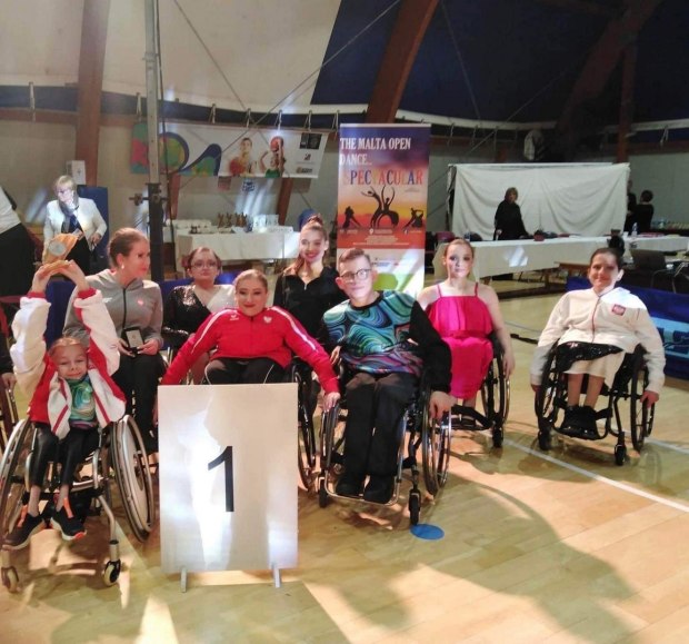 16-letna prvakinja v plesu na invalidskem vozičku